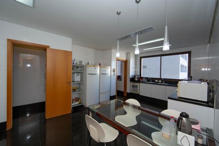 Apartamento para alugar com 278m², 4 quartos e 4 vagas Apartamento para alugar com 278m², 4 quartos e 4 vagasCOZINHA