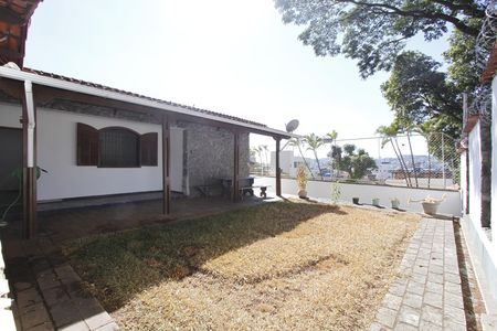 Casa para alugar com 473m², 3 quartos e 3 vagasEntrada