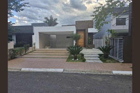 Casa para alugar com 180m², 3 quartos e 4 vagas Casa para alugar com 180m², 3 quartos e 4 vagasÁrea externa