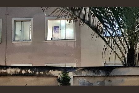 Apartamento à venda com 47m², 2 quartos e 1 vaga Apartamento à venda com 47m², 2 quartos e 1 vagaPlaca instalada na janela da sala