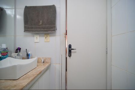 Banheiro de apartamento à venda com 2 quartos, 42m² em Santos Dumont, São Leopoldo