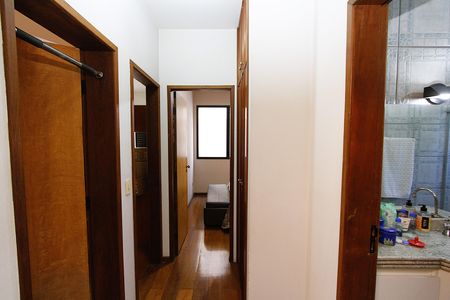 Corredor de apartamento para alugar com 3 quartos, 120m² em Carlos Prates, Belo Horizonte