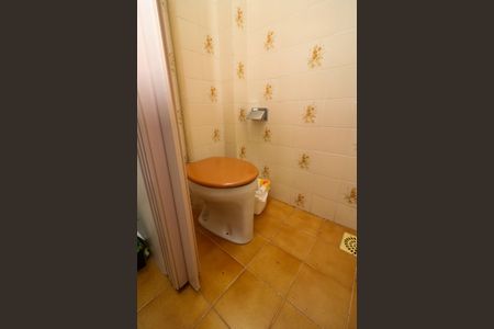 Banheiro de serviço de apartamento para alugar com 3 quartos, 89m² em Santana, Porto Alegre