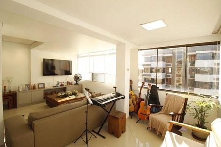 Apartamento para alugar com 241m², 3 quartos e 2 vagas
