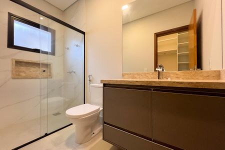 Casa de condomínio à venda com 320m², 3 quartos e 4 vagasBanheiro da Suíte 1