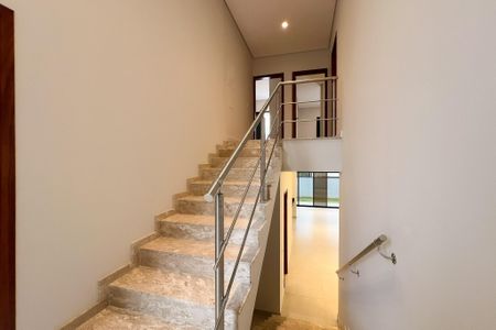 Casa de condomínio à venda com 320m², 3 quartos e 4 vagasEscada