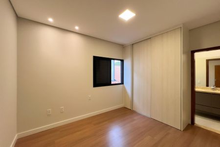 Casa de condomínio à venda com 320m², 3 quartos e 4 vagasSuíte 3