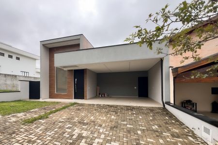 Casa de condomínio à venda com 320m², 3 quartos e 4 vagasFachada