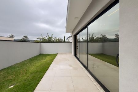 Casa de condomínio à venda com 320m², 3 quartos e 4 vagasQuintal