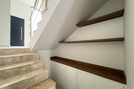 Casa de condomínio à venda com 320m², 3 quartos e 4 vagasEscada