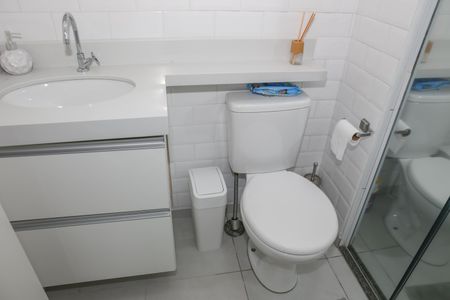Banheiro de apartamento para alugar com 2 quartos, 41m² em Lapa de Baixo, São Paulo