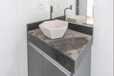 Banheiro  de casa de condomínio para alugar com 1 quarto, 20m² em Vila Sao Pedro, Santo André