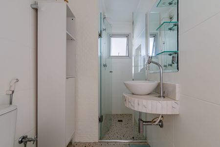 Banheiro social de apartamento para alugar com 2 quartos, 79m² em Água Branca, São Paulo