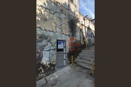 Fachada + placa de casa para alugar com 1 quarto, 60m² em Jardim Guarani, São Paulo
