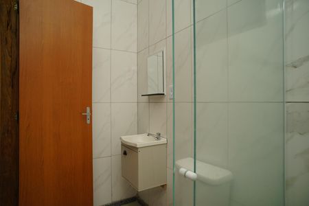 Banheiro de casa de condomínio para alugar com 1 quarto, 50m² em Manoel Ribeiro Sul, Maricá