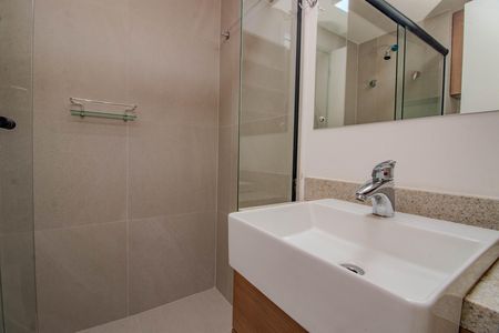 Banheiro de kitnet/studio para alugar com 1 quarto, 45m² em Boa Vista, Porto Alegre