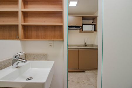 Banheiro de kitnet/studio para alugar com 1 quarto, 45m² em Boa Vista, Porto Alegre