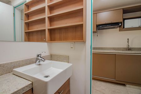 Banheiro de kitnet/studio para alugar com 1 quarto, 45m² em Boa Vista, Porto Alegre