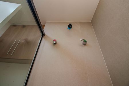 Banheiro de kitnet/studio para alugar com 1 quarto, 45m² em Boa Vista, Porto Alegre