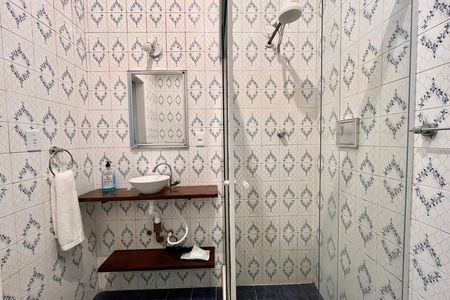 Banheiro  de kitnet/studio para alugar com 1 quarto, 40m² em Copacabana, Rio de Janeiro