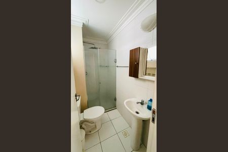 Banheiro de apartamento para alugar com 2 quartos, 50m² em Jardim Santa Izabel, Cotia