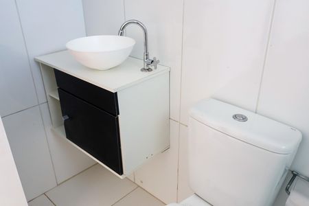 Banheiro de kitnet/studio para alugar com 1 quarto, 50m² em Umuarama, Osasco