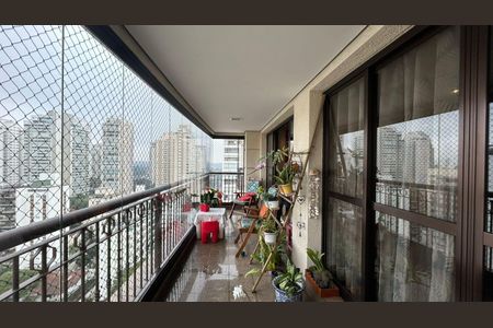 Apartamento à venda com 174m², 4 quartos e 3 vagas Apartamento à venda com 174m², 4 quartos e 3 vagasVaranda