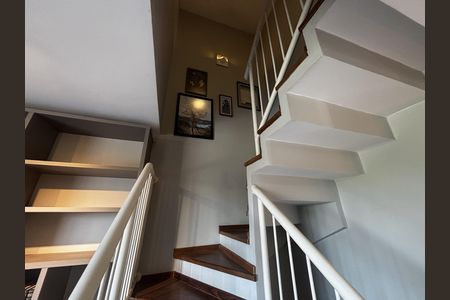 Casa de condomínio para alugar com 138m², 3 quartos e 2 vagasEscada