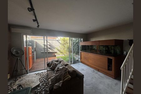Sala de casa de condomínio para alugar com 3 quartos, 138m² em Jardim Monte Kemel, São Paulo