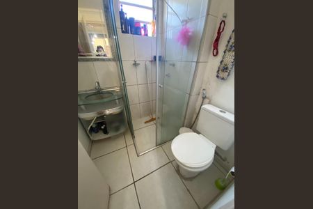Banheiro  de apartamento à venda com 2 quartos, 46m² em Cabral, Contagem