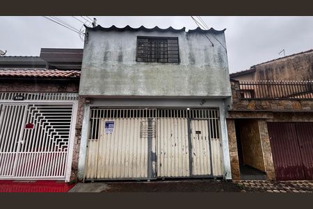 Casa à venda com 165m², 2 quartos e 2 vagas Casa à venda com 165m², 2 quartos e 2 vagasFachada