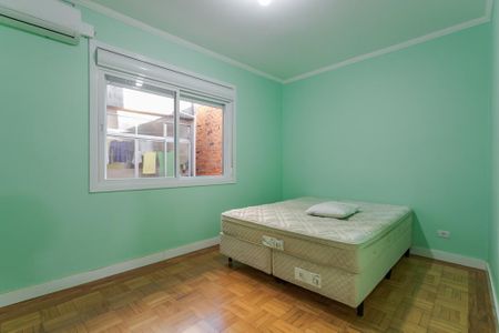 Quarto 1 de apartamento para alugar com 2 quartos, 42m² em São João, Porto Alegre