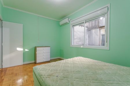 Quarto 1 de apartamento para alugar com 2 quartos, 42m² em São João, Porto Alegre