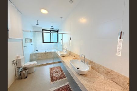 Apartamento para alugar com 250m², 4 quartos e 4 vagas