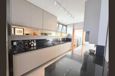 Apartamento para alugar com 250m², 4 quartos e 4 vagas