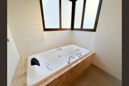 Apartamento para alugar com 250m², 4 quartos e 4 vagas