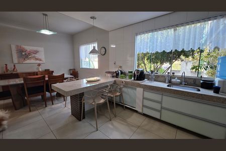 Casa de condomínio para alugar com 223m², 3 quartos e 4 vagas