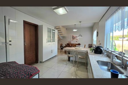 Casa de condomínio para alugar com 223m², 3 quartos e 4 vagas