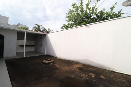 Casa para alugar com 160m², 3 quartos e 4 vagasQuintal
