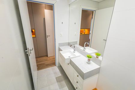 Apartamento à venda com 193m², 3 quartos e 3 vagas Apartamento à venda com 193m², 3 quartos e 3 vagasBanheiro social