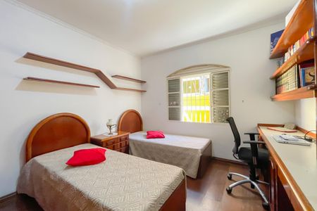 Casa à venda com 331m², 3 quartos e 8 vagas Casa à venda com 331m², 3 quartos e 8 vagasQuarto 2