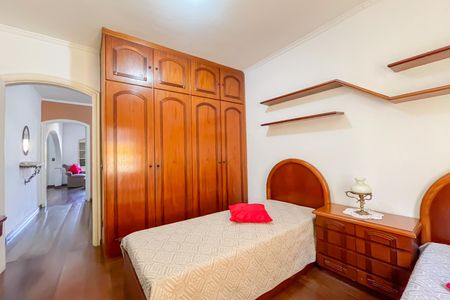 Casa à venda com 331m², 3 quartos e 8 vagas Casa à venda com 331m², 3 quartos e 8 vagasQuarto 2