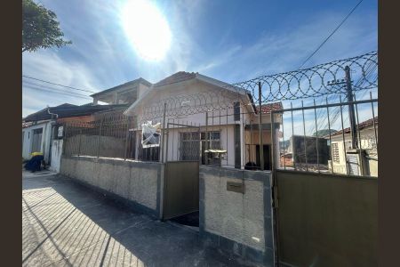 Casa para alugar com 60m², 2 quartos e 3 vagas Casa para alugar com 60m², 2 quartos e 3 vagasFachada