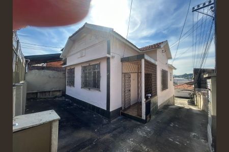 Casa para alugar com 60m², 2 quartos e 3 vagas Casa para alugar com 60m², 2 quartos e 3 vagasFachada