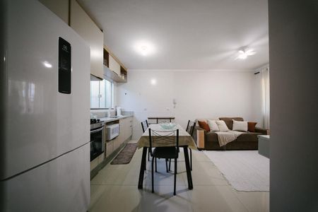 Cozinha de apartamento para alugar com 2 quartos, 45m² em Vila Guilhermina, São Paulo