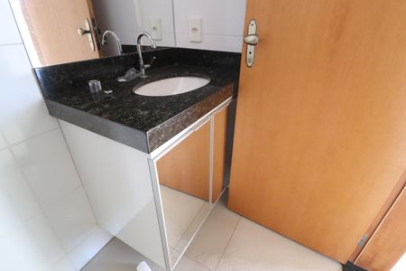 Banheiro Social de apartamento para alugar com 2 quartos, 65m² em Saraiva, Uberlândia