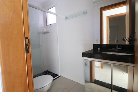 Banheiro Social de apartamento para alugar com 2 quartos, 65m² em Saraiva, Uberlândia