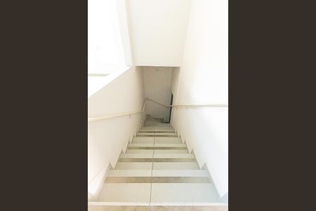 Casa à venda com 80m², 1 quarto e sem vaga Casa à venda com 80m², 1 quarto e sem vagaEscada