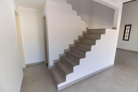 Casa à venda com 500m², 4 quartos e 3 vagas Casa à venda com 500m², 4 quartos e 3 vagasEscada