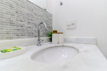 Banheiro de kitnet/studio para alugar com 1 quarto, 27m² em Consolação, São Paulo
